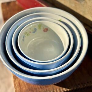 Vintage Halls Superior Kitchenware Set of 4 Blue & White Floral Nesting Bowls